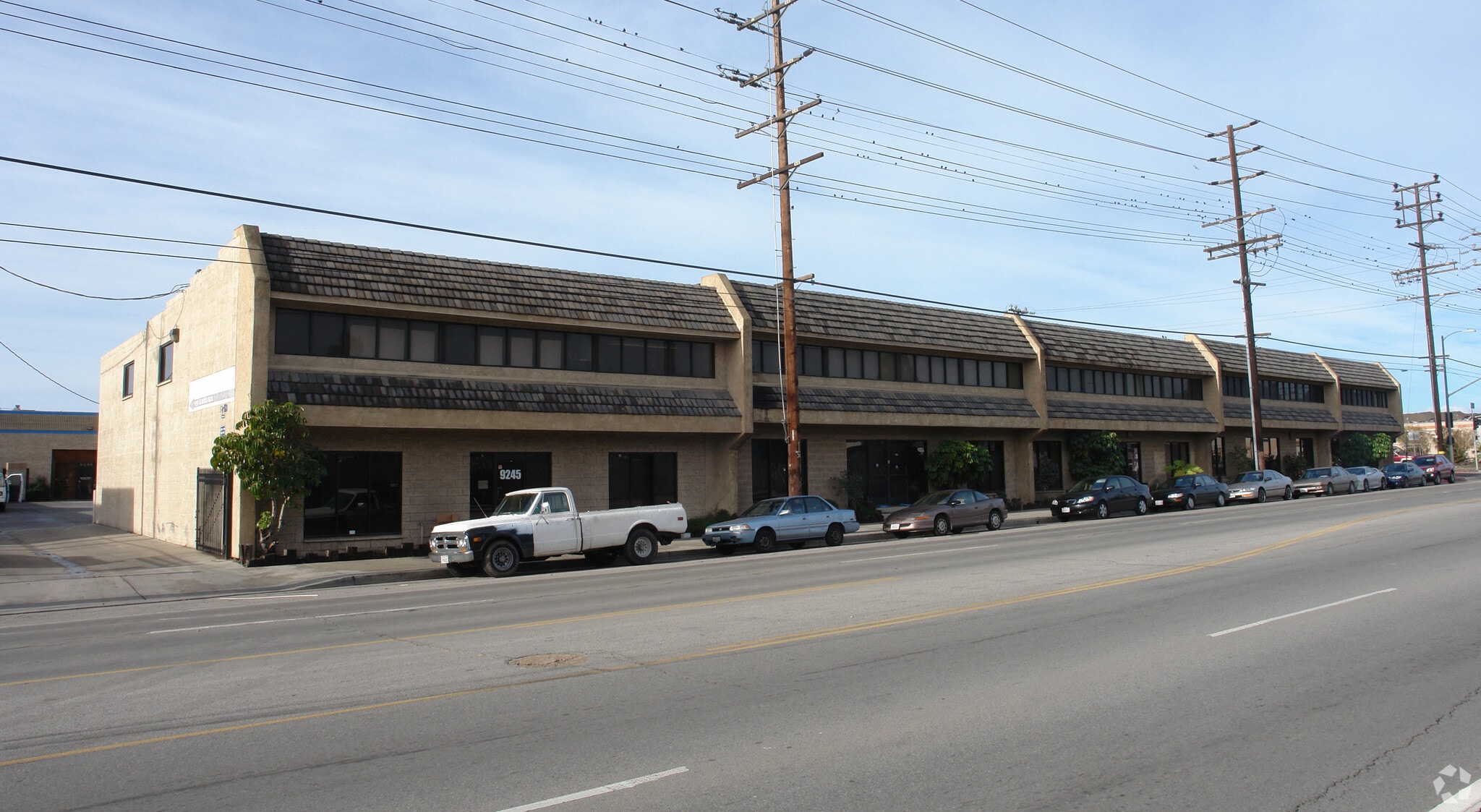 9245 Glenoaks Blvd, Sun Valley, CA à louer Photo principale– Image 1 sur 21