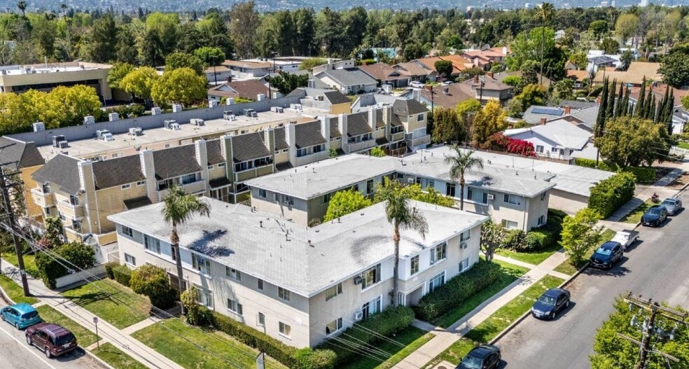 5451 Whitsett Ave, Valley Village, CA à vendre - Photo de l’immeuble – Image 1 sur 9