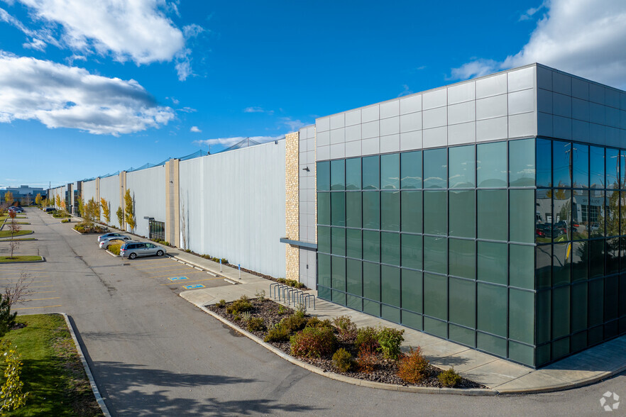 5800 79th Ave SE, Calgary, AB à louer - Photo principale – Image 1 sur 7