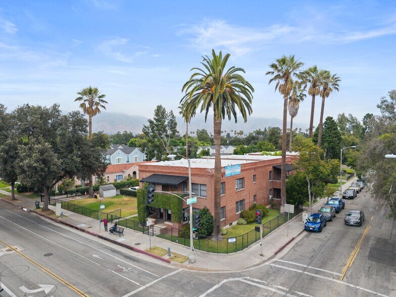239 E Villa St, Pasadena, CA à vendre - Photo de l’immeuble – Image 1 sur 17