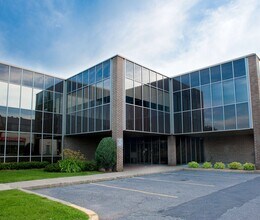 2120 Av Victoria, Longueuil, QC à louer Photo de l’immeuble– Image 2 sur 3