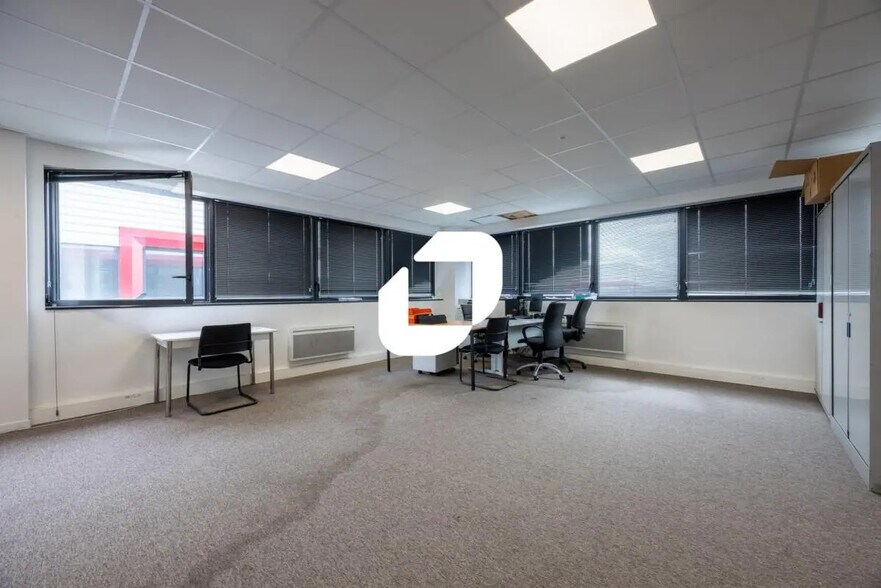 Bureau dans Chanteloup-en-Brie à louer - Photo de l’immeuble – Image 1 sur 7