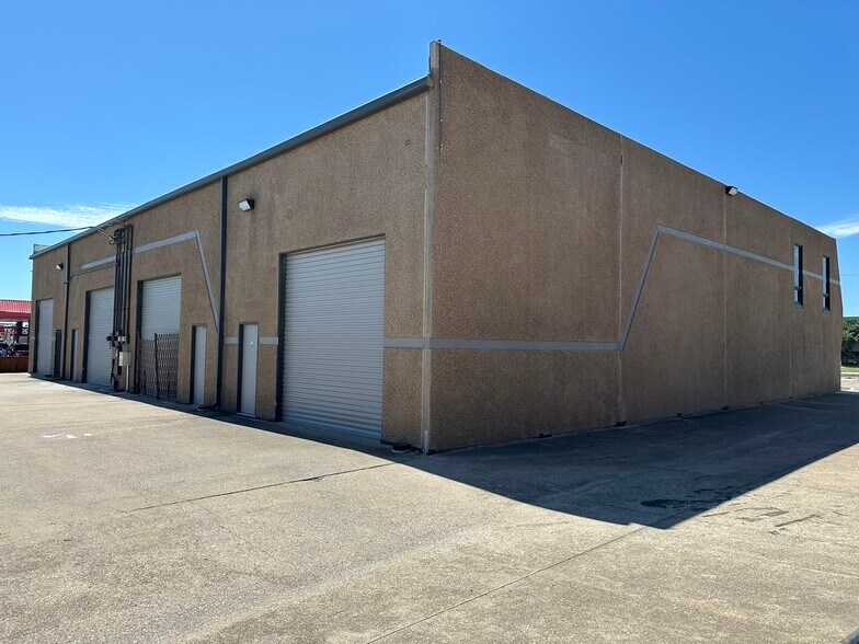 2604 W Marshall Dr, Grand Prairie, TX à louer - Photo de l’immeuble – Image 3 sur 5