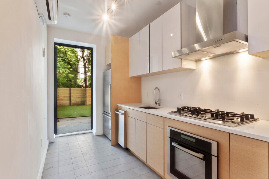 137 Nelson St, Brooklyn, NY à vendre - Photo de l’immeuble – Image 2 sur 18
