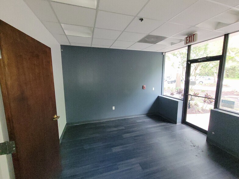 5483 W Waters Ave, Tampa, FL à louer - Photo de l’immeuble – Image 3 sur 8