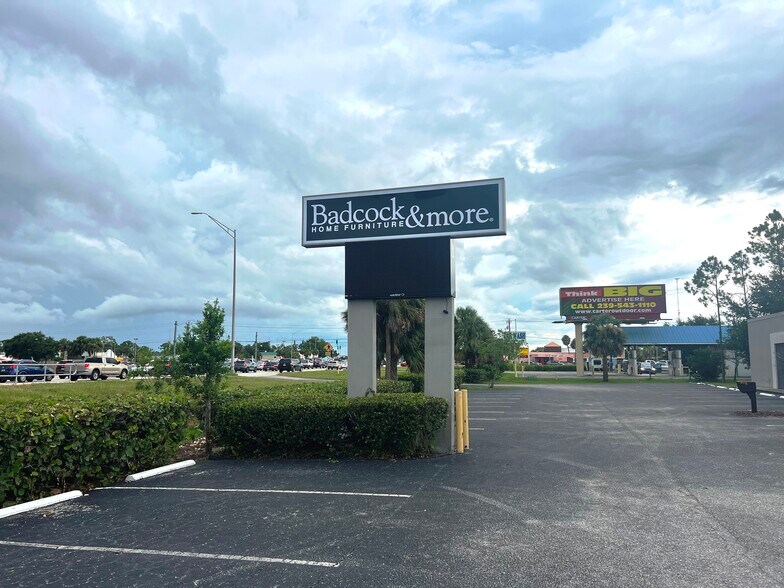 1700-1750 N Tamiami Trl, North Fort Myers, FL à louer - Photo de l’immeuble – Image 2 sur 8