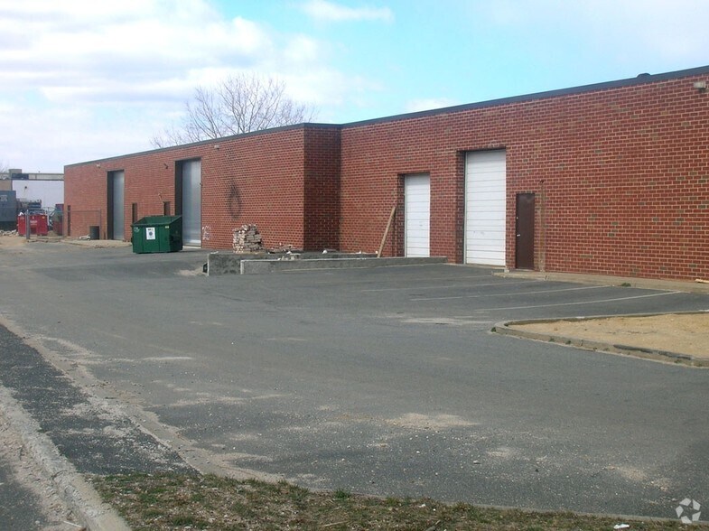 87 E Jefryn Blvd, Deer Park, NY à louer - Photo de l’immeuble – Image 2 sur 8