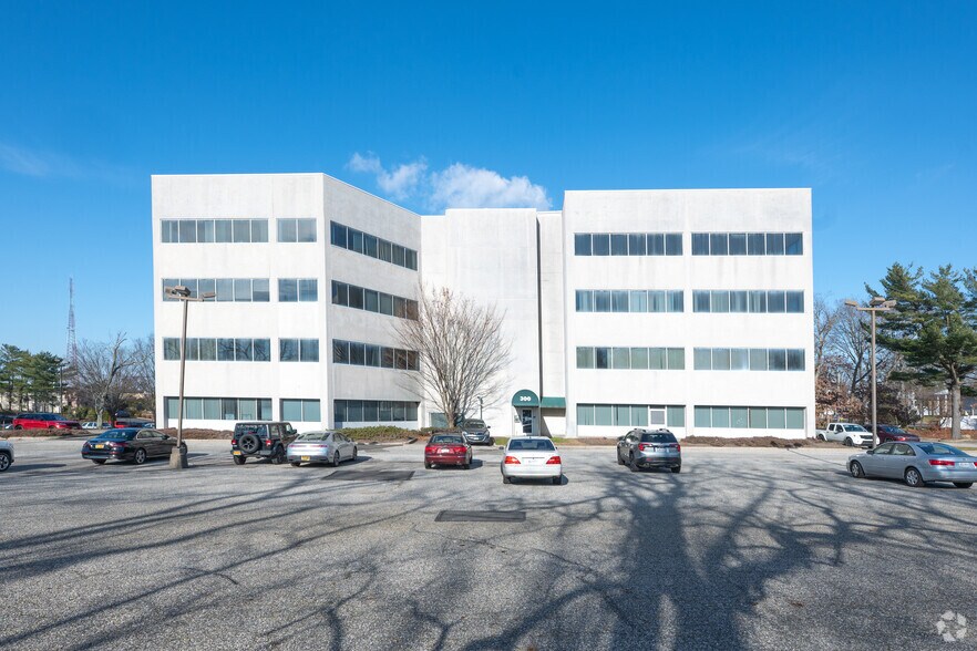 300 Wheeler Rd, Hauppauge, NY à vendre - Photo de l’immeuble – Image 2 sur 18