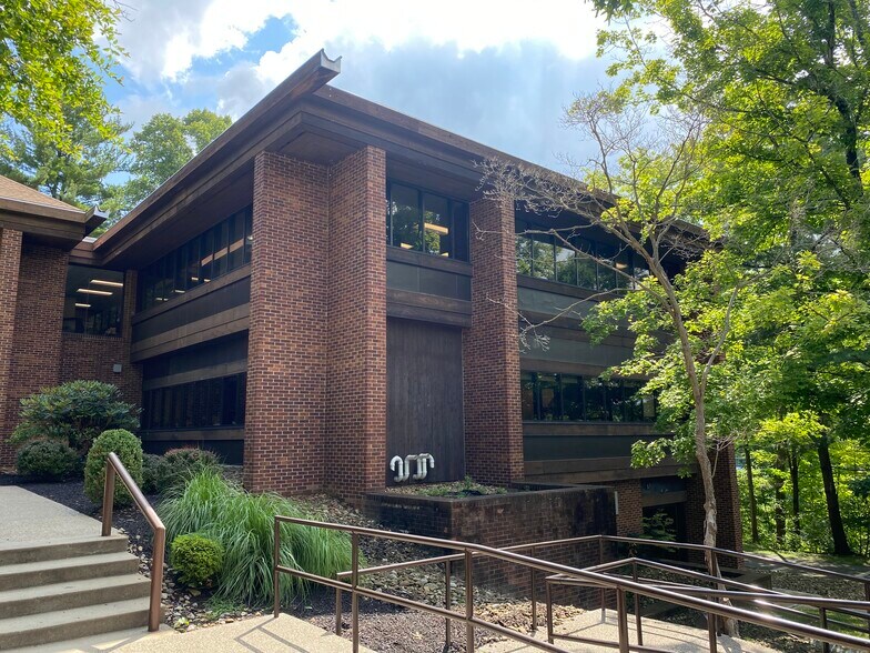 100 Ryan Ct, Pittsburgh, PA à louer - Photo de l’immeuble – Image 1 sur 11