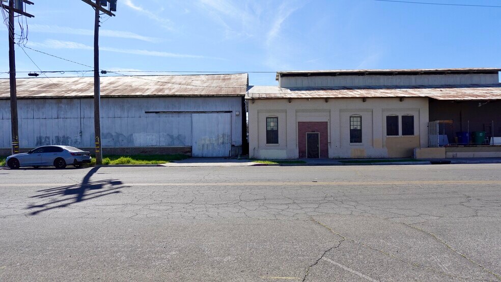 216 N E St, Madera, CA à vendre - Photo de l’immeuble – Image 2 sur 9