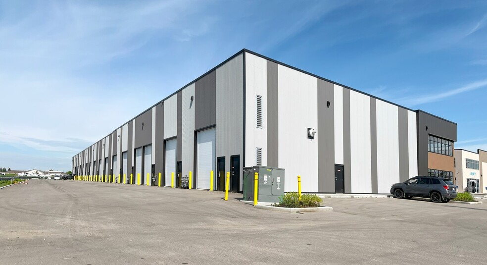 120 Commercial Dr, Calgary, AB à vendre - Photo de l’immeuble – Image 2 sur 6