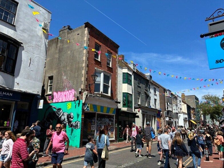 8-11 Bond Street and 1 & 4 Bond Street Cottages, Brighton à vendre - Photo de l’immeuble – Image 1 sur 6