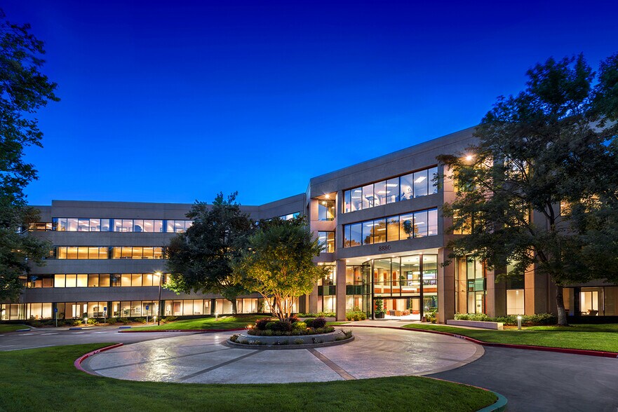 8880 Cal Center Dr, Sacramento, CA à louer - Photo de l’immeuble – Image 2 sur 14