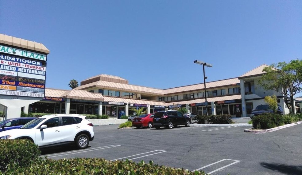 1717 E Vista Way, Vista, CA à louer - Photo de l’immeuble – Image 3 sur 4