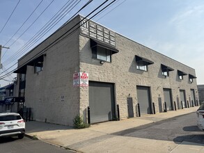151 Industrial Loop, Staten Island, NY à louer Photo de l’immeuble– Image 1 sur 4