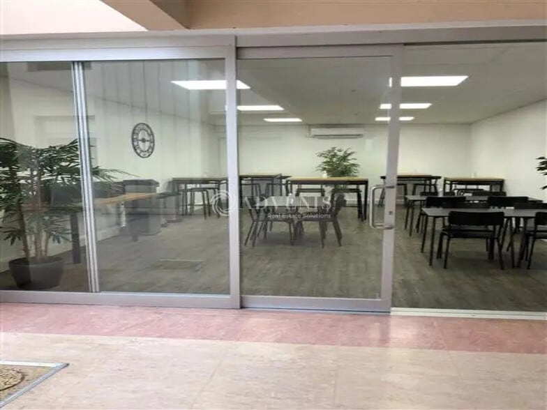 Bureau dans Montigny-le-Bretonneux à louer - Photo de l’immeuble – Image 3 sur 7