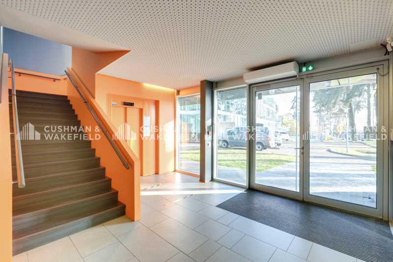 304 Route Nationale Six, Limonest à louer - Hall d’entrée – Image 3 sur 4