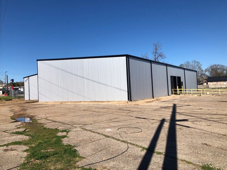100 Sherman St, Conroe, TX à louer - Photo de l’immeuble – Image 3 sur 7
