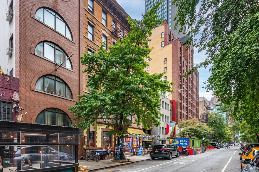 246 E 51st St, New York, NY à vendre - Photo de l’immeuble – Image 2 sur 9