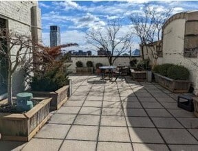 352 Park Ave S, New York, NY à louer Photo de l’immeuble– Image 2 sur 3