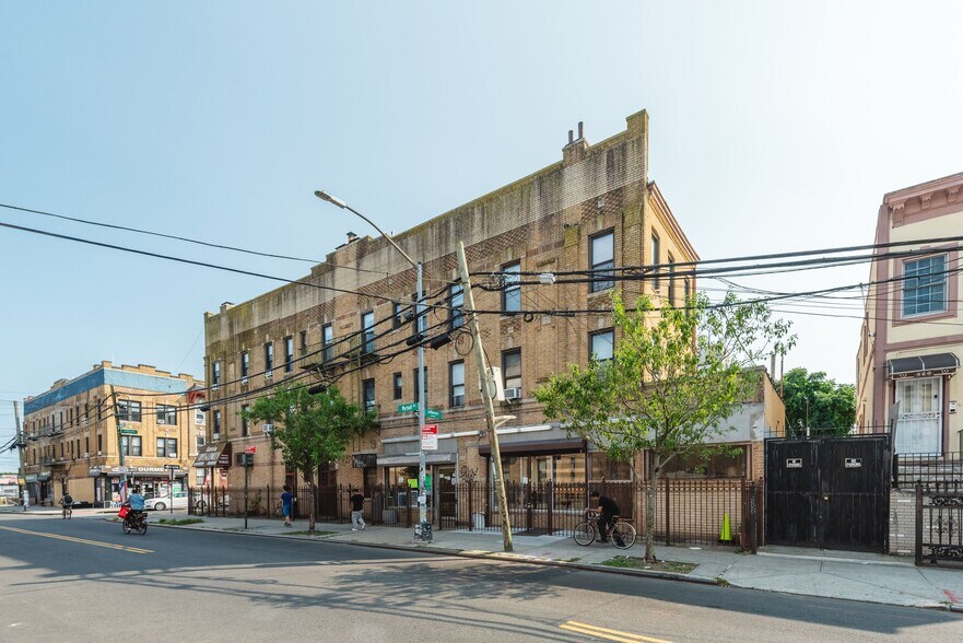 868 Wyckoff Ave, Brooklyn, NY à vendre - Photo de l’immeuble – Image 3 sur 19