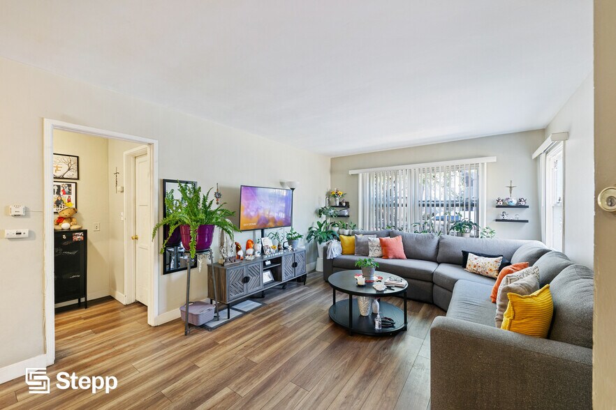 2490 Cedar Ave, Long Beach, CA à vendre - Photo de l’immeuble – Image 3 sur 10