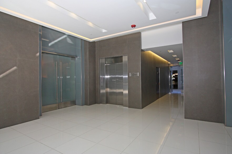8929 Wilshire Blvd, Beverly Hills, CA à louer - Hall d’entrée – Image 3 sur 3