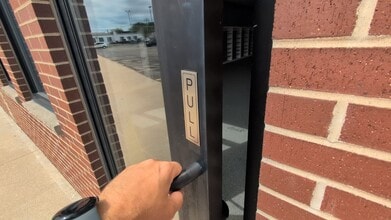 1000 W Wisconsin Ave, Appleton, WI à louer - Vidéo sur l’annonce professionnelle 