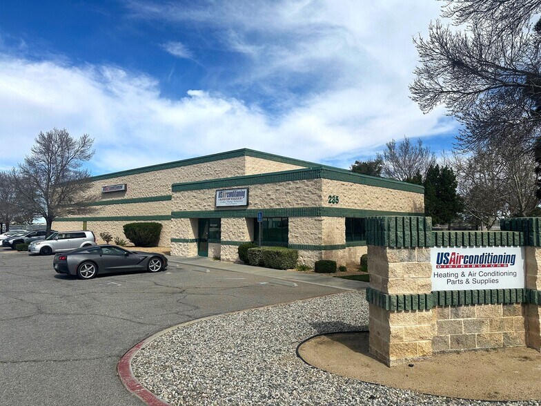 235 E Avenue K10, Lancaster, CA à vendre - Photo de l’immeuble – Image 2 sur 5