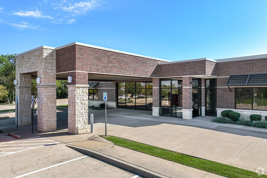 1924 Forest Ridge Dr, Bedford, TX à louer - Photo de l’immeuble – Image 3 sur 19