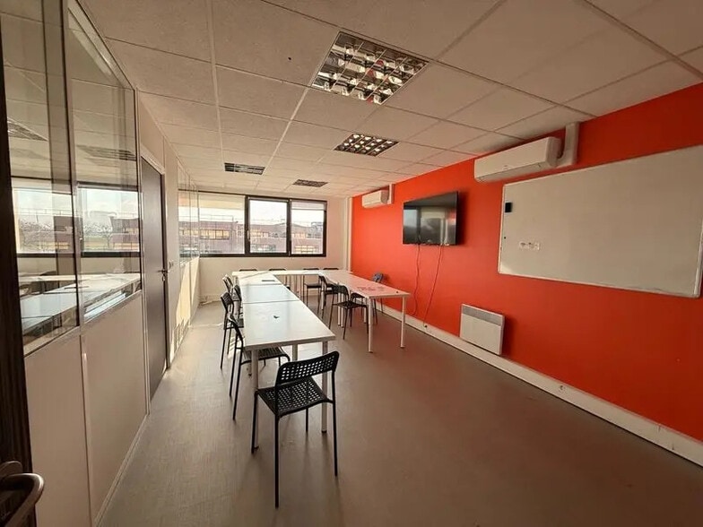 Bureau dans Bron à louer - Photo de l’immeuble – Image 3 sur 9