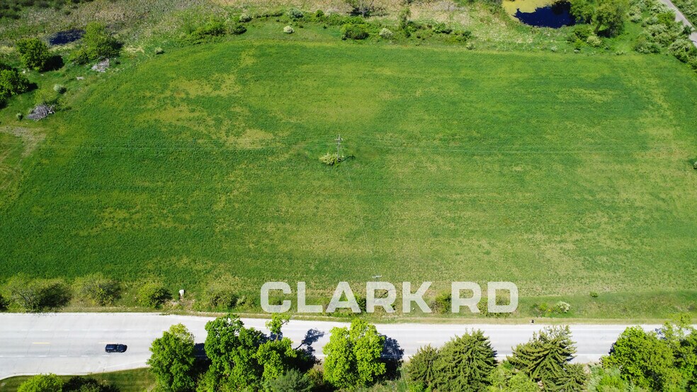 2255 Clark Rd, Hartland, MI à vendre - Photo de l’immeuble – Image 3 sur 6