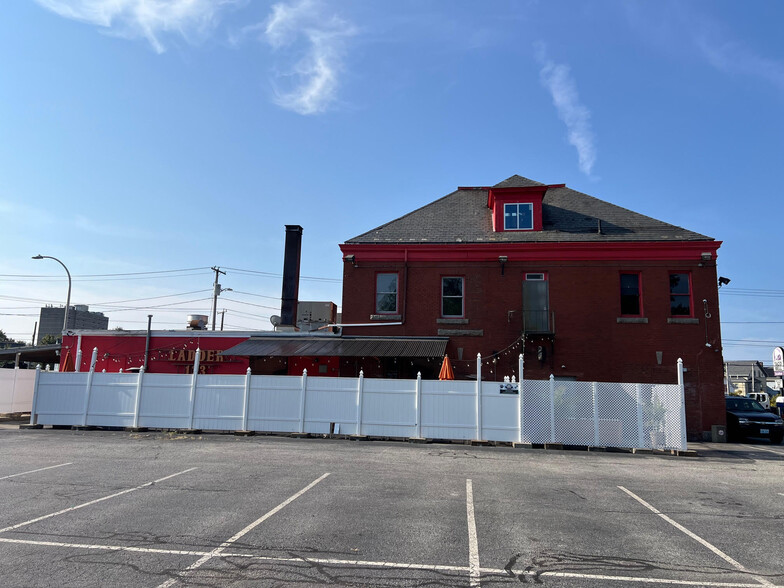 129-141 Douglas Ave, Providence, RI à vendre - Photo de l’immeuble – Image 1 sur 28