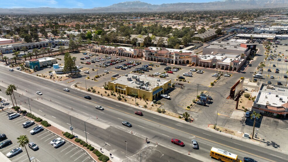 5015 W Sahara Ave, Las Vegas, NV à louer - Photo de l’immeuble – Image 2 sur 3
