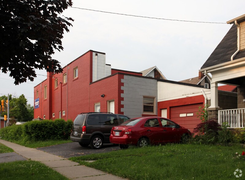 166 Adelaide Ave, Oshawa, ON à vendre - Photo de l’immeuble – Image 2 sur 2