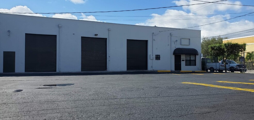 2213 NW 26th Ave, Miami, FL à louer - Photo de l’immeuble – Image 2 sur 9