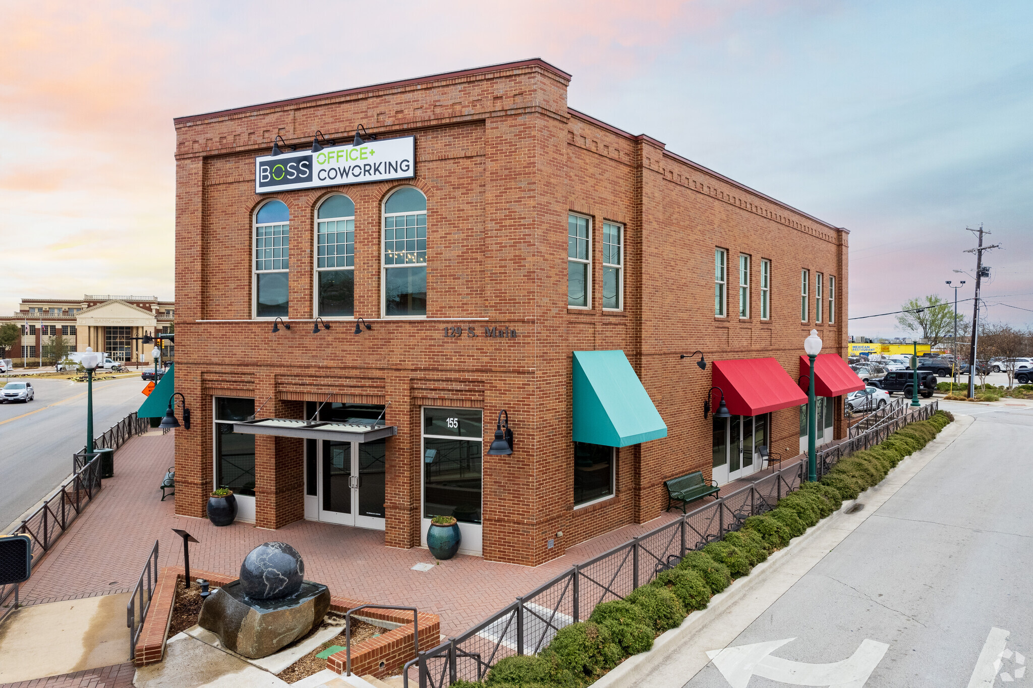 129 S Main St, Grapevine, TX à louer Photo de l’immeuble– Image 1 sur 28
