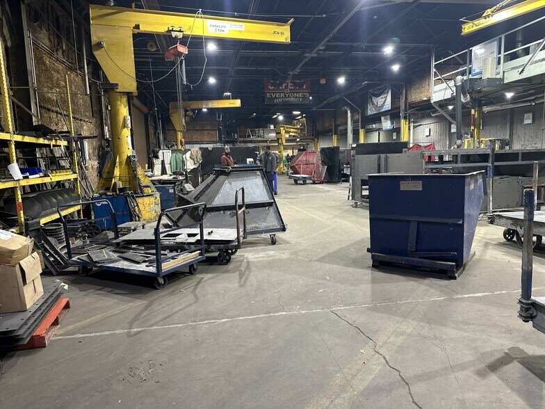 Manufacturing Facility with Office portefeuille de 3 biens à vendre sur LoopNet.fr - Photo de l’immeuble – Image 3 sur 8