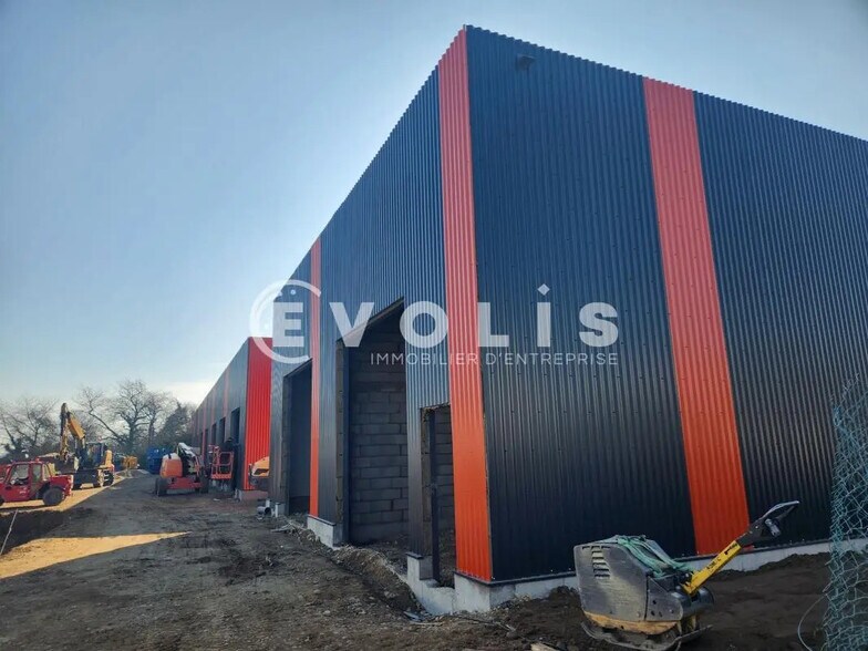 Local d'activités dans Charvieu-Chavagneux à vendre - Photo de l’immeuble – Image 3 sur 26