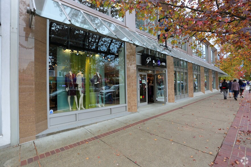 1567-1577 Lonsdale Ave, North Vancouver, BC à louer - Photo de l’immeuble – Image 3 sur 5