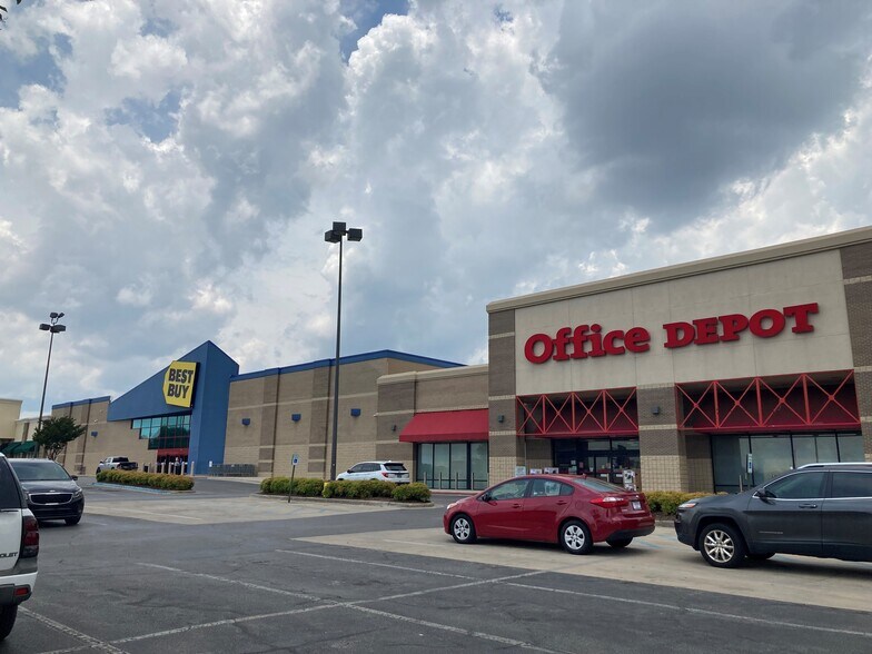 5850 University Dr NW, Huntsville, AL à louer - Photo de l’immeuble – Image 1 sur 7