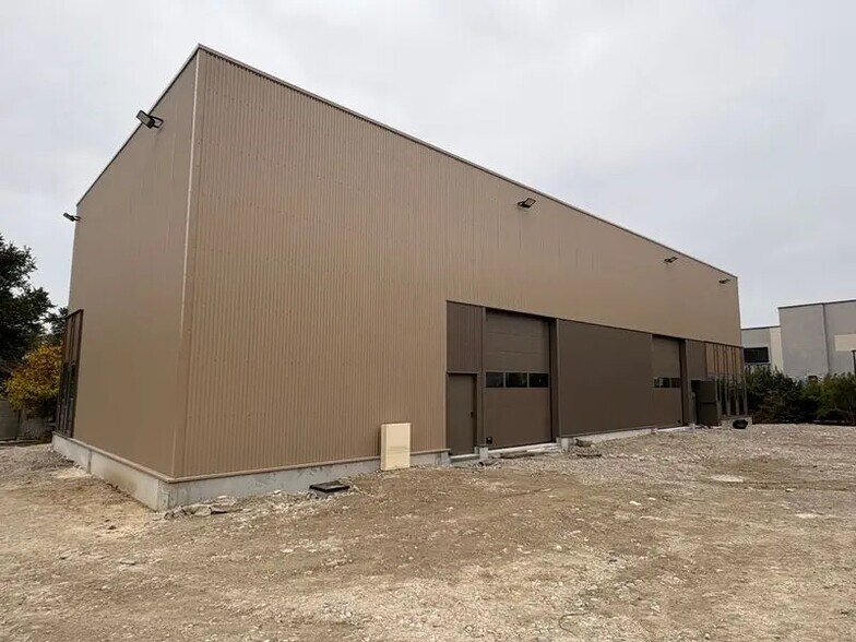 Local d’activités dans Jons à louer - Photo de l’immeuble – Image 1 sur 8