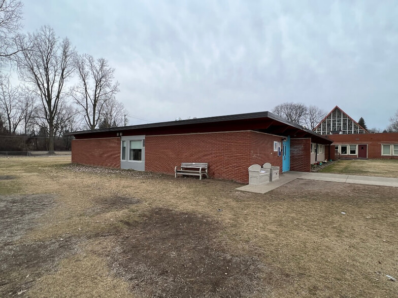 16360 Hubbard St, Livonia, MI à louer - Photo de l’immeuble – Image 2 sur 4