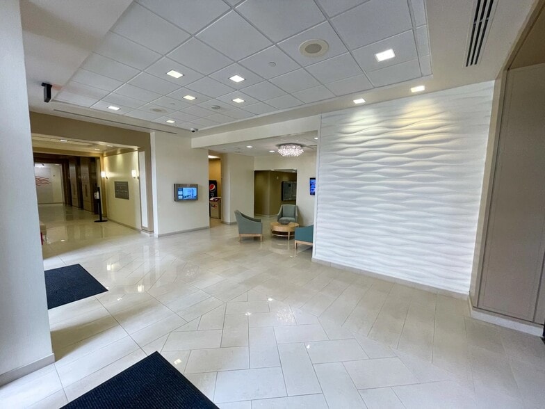 240 S Pineapple Ave, Sarasota, FL à louer - Hall d’entrée – Image 3 sur 5