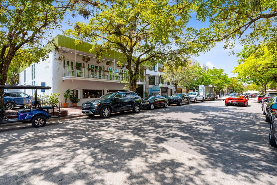 3120-3138 Commodore Plz, Coconut Grove, FL à vendre - Photo de l’immeuble – Image 3 sur 18