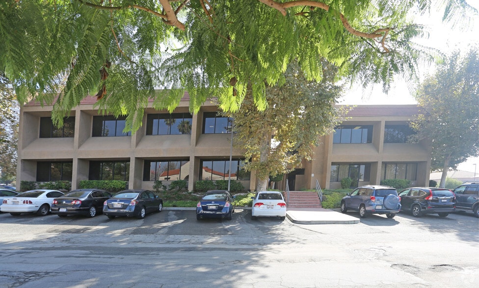 2120 Foothill Blvd, La Verne, CA à louer - Photo de l’immeuble – Image 2 sur 3