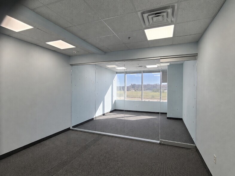 1220 W Trinity Mills Rd, Carrollton, TX à louer - Photo de l’immeuble – Image 2 sur 9