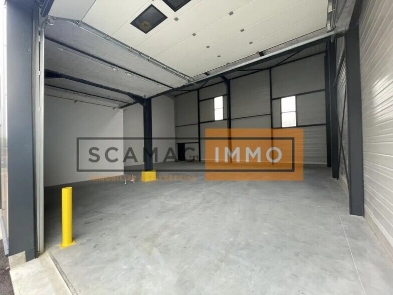 Local d’activités dans  à louer - Photo de l’immeuble – Image 2 sur 5