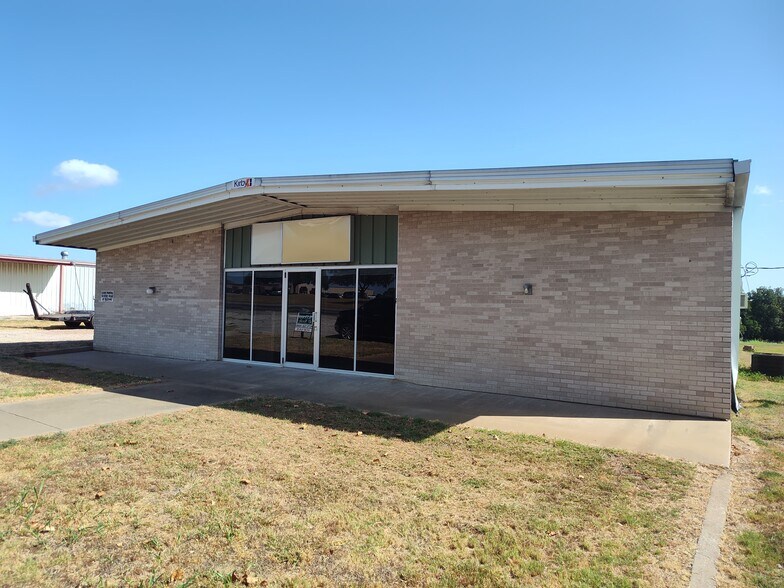 1703 Blue Bell Rd., Brenham, TX à vendre - Photo principale – Image 1 sur 14