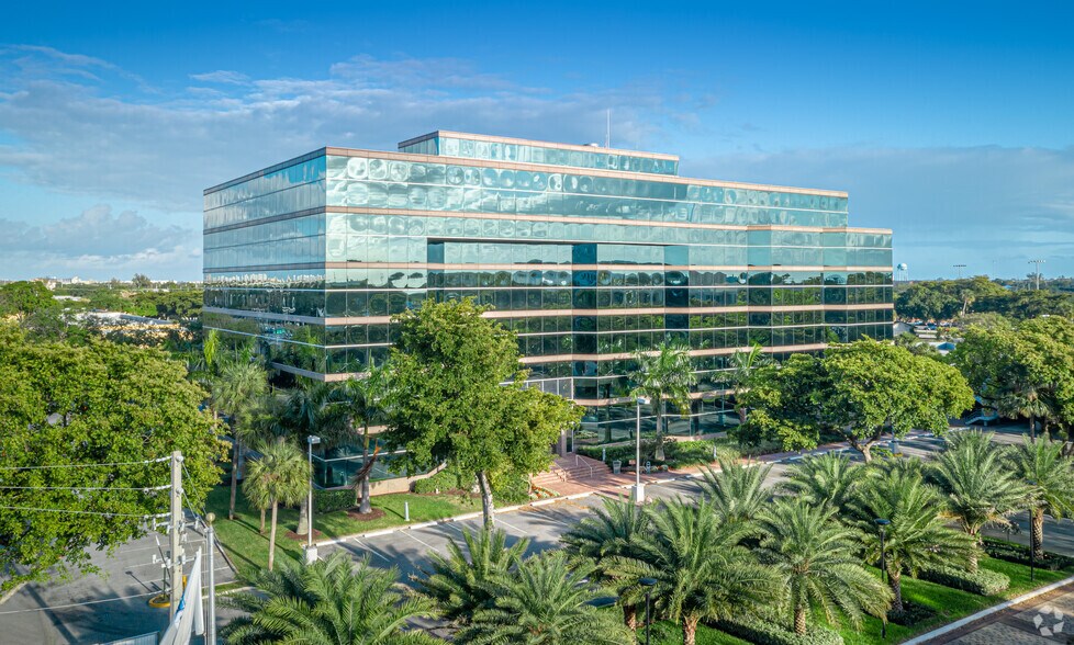 600 W Hillsboro Blvd, Deerfield Beach, FL à louer - Photo de l’immeuble – Image 3 sur 23